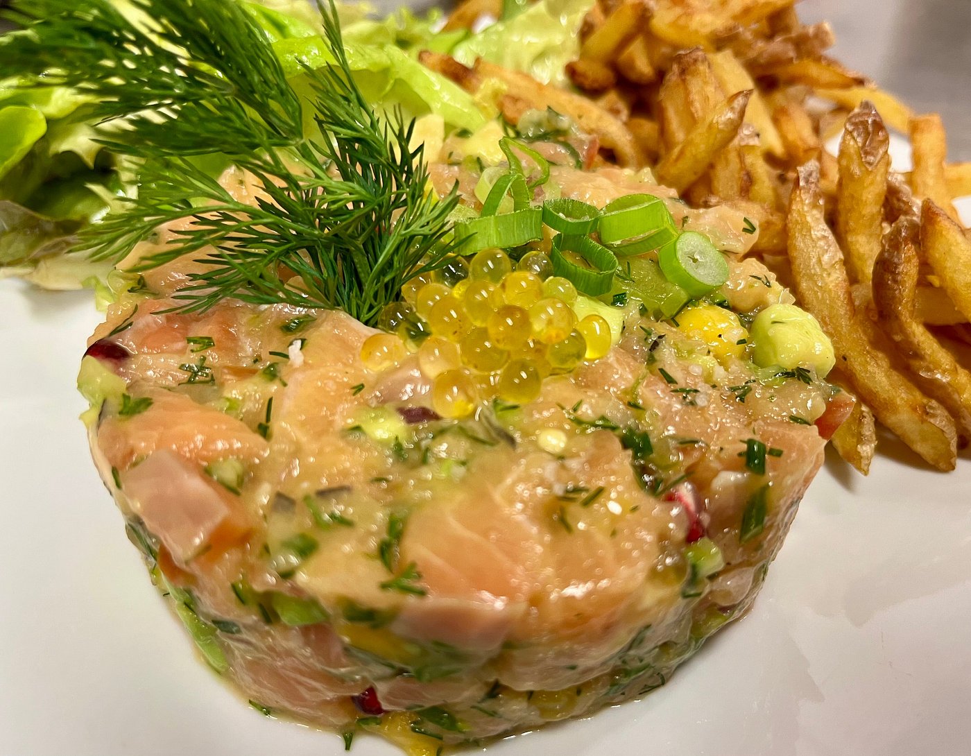 Tartare de saumon frais avec frites maison